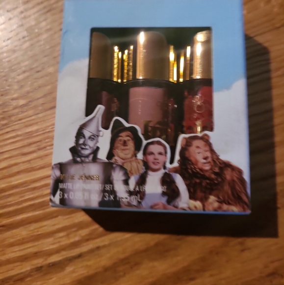 WIZARD OF OZ MATTE LIP PAINT BY KYLIE JENNER - Picture 2 of 5